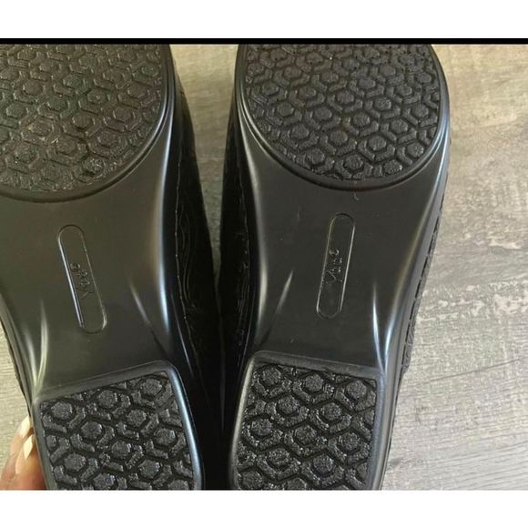 Yuu Bethanee Slip on Wide Width clogs size 9 Tooled Nurse Clogs memory foam - Picture 3 of 7